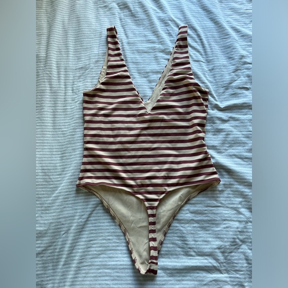 Aritzia babaton Contour V-Neck Bodysuit - Picture 5 of 6